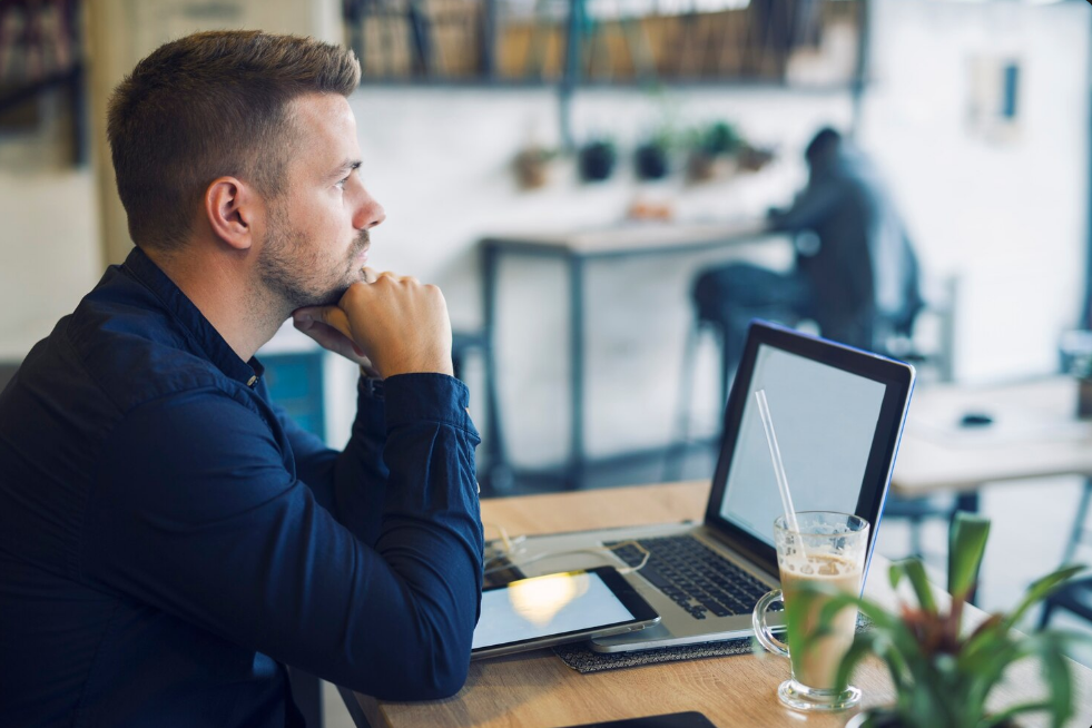 Profissional trabalhando em laptop